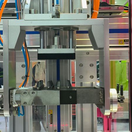 Alimentador de lápiz labial y accesorio terminado